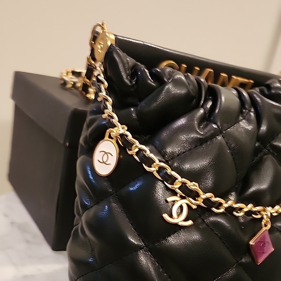 NWOT Chanel Beauty Black Quilted Shoulder Bag with Gold Chain - Picture 4 of 13